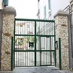 Neve Al Sole Modern Suites Near Metro Materdei In Naples Center 住宿加早餐酒店