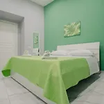 Neve Al Sole Modern Suites Near Metro Materdei In Naples Center 住宿加早餐酒店