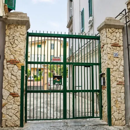 Neve Al Sole Modern Near Metro Materdei In Center Bed & Breakfast